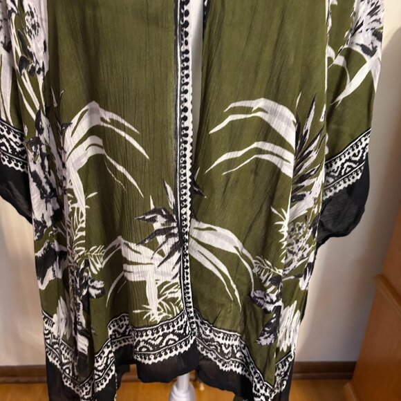VINCE CAMUTO Green/White Floral Kimono Wrap Open Front Boho Cover Up One Size - Picture 3 of 10